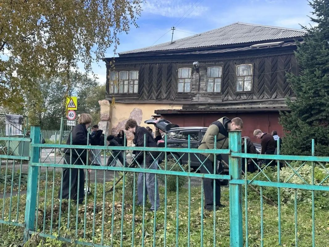 Большой субботник у Дома купца Фонарёва Большой субботник у Дома купца Фонарёва