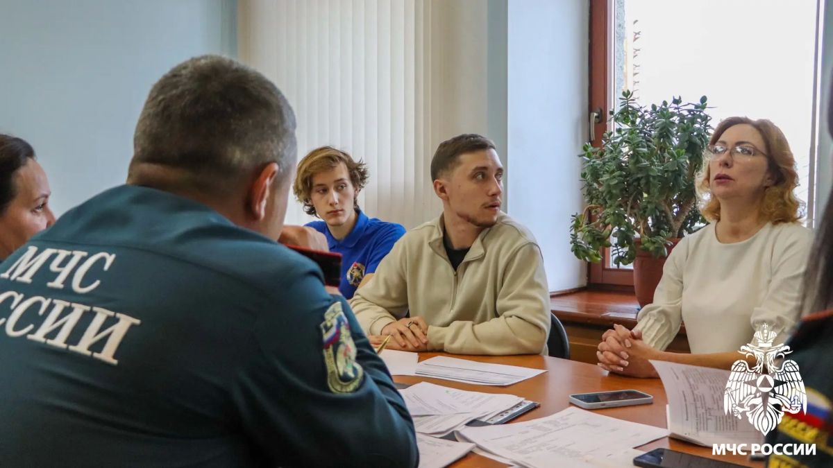 В Главном управлении МЧС России по Кемеровской области – Кузбассу состоялась рабочая встреча с представителями Кемеровского регионального отделения ВДПО В Главном управлении МЧС России по Кемеровской области – Кузбассу состоялась рабочая встреча с представителями Кемеровского регионального отделения ВДПО