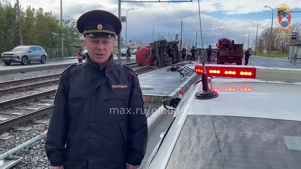 В Кемерове сотрудники Госавтоинспекции устанавливают обстоятельства дорожно-транспортного происшествия, в результате которого грузовой автомобиль опрокинулся на трамвайные пути