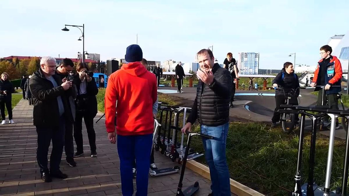 Дмитрий Анисимов: Сегодня собрались в парке Александра Невского, где расположен крупнейший памп-трек в Сибири, и сделали необычный подарок нашим кемеровским кадетам
