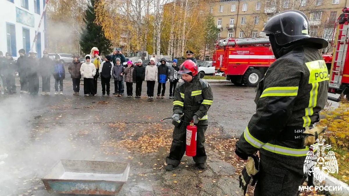 Мой папа — пожарный!. В преддверии Дня отца четвероклассники пришли в пожарную часть, чтобы увидеть, как служит папа их одноклассника Сергея — Валерий Поляков Мой папа — пожарный!. В преддверии Дня отца четвероклассники пришли в пожарную часть, чтобы увидеть, как служит папа их одноклассника Сергея — Валерий Поляков