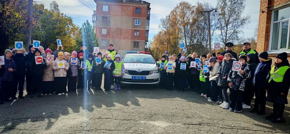 В Юрге сотрудники Госавтоинспекции посетили школу №15 на патрульном автомобиле В Юрге сотрудники Госавтоинспекции посетили школу №15 на патрульном автомобиле