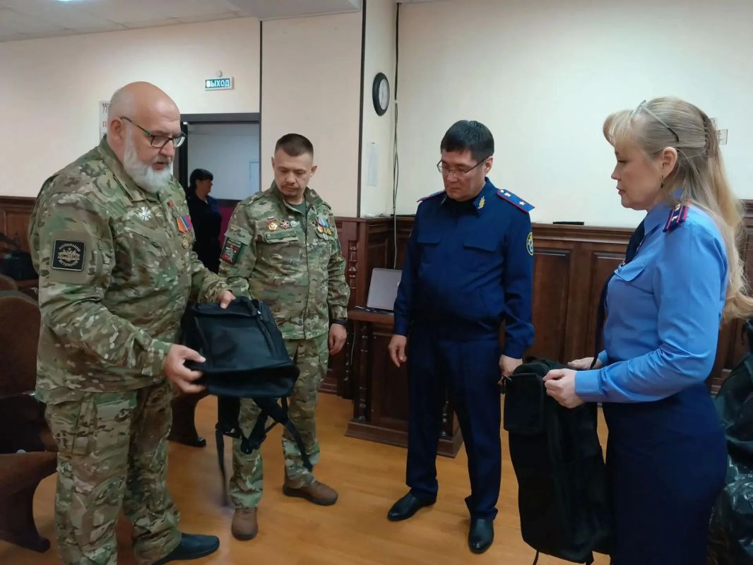 Руководитель следственного управления Следственного комитета Российской Федерации по Кемеровской области – Кузбассу с коллегами передали гуманитарный груз участникам специальной военной операции Руководитель следственного управления Следственного комитета Российской Федерации по Кемеровской области – Кузбассу с коллегами передали гуманитарный груз участникам специальной военной операции