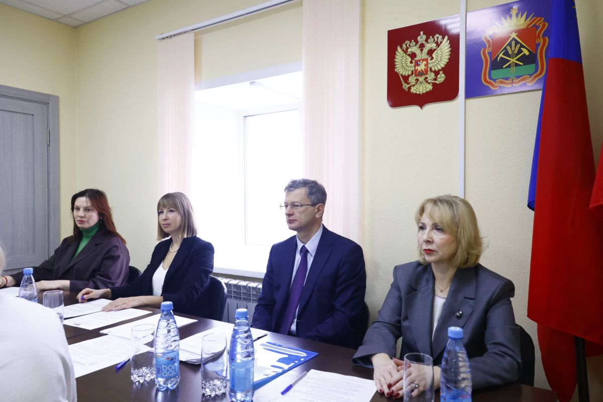 Выездное заседание комитета по государственному устройству, региональной политике и местному самоуправлению Парламента Кузбасса прошло в здании участков мировых судей Центрального района Кемерова