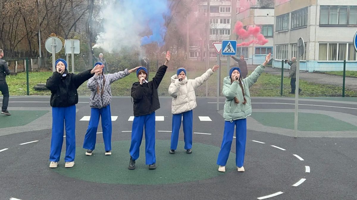 В Новоильинском районе на территории Дома детского творчества №5 появился автогородок с настоящими дорожными знаками, чёткой разметкой, светодиодными светофорами, конусами и другим оборудованием В Новоильинском районе на территории Дома детского творчества №5 появился автогородок с настоящими дорожными знаками, чёткой разметкой, светодиодными светофорами, конусами и другим оборудованием