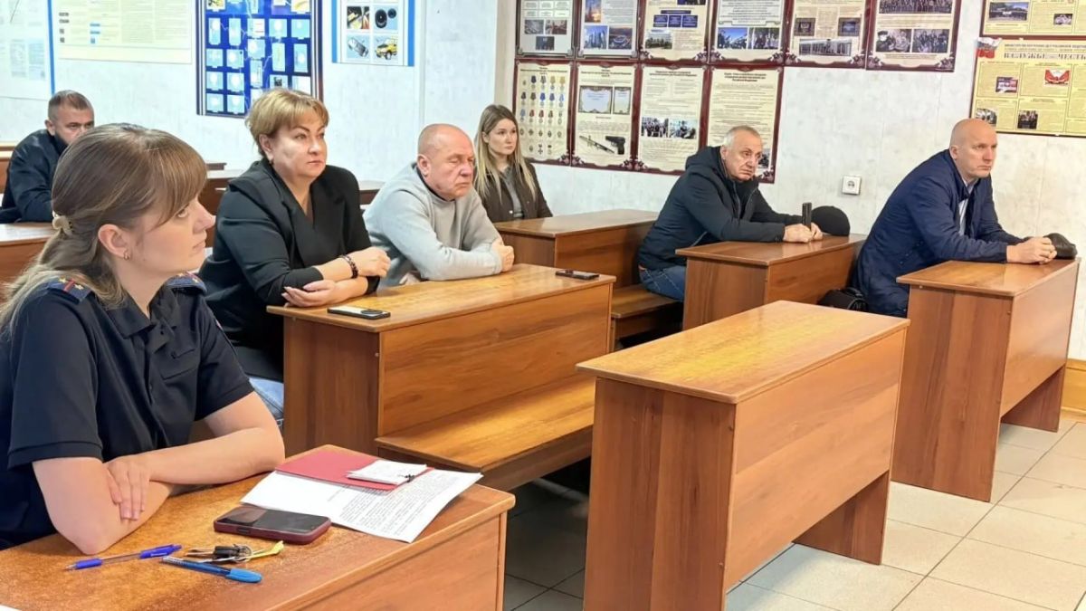 В Госавтоинспекции Новокузнецка состоялось совещание по вопросу готовности дорожно-коммунальных служб к зимнему периоду В Госавтоинспекции Новокузнецка состоялось совещание по вопросу готовности дорожно-коммунальных служб к зимнему периоду