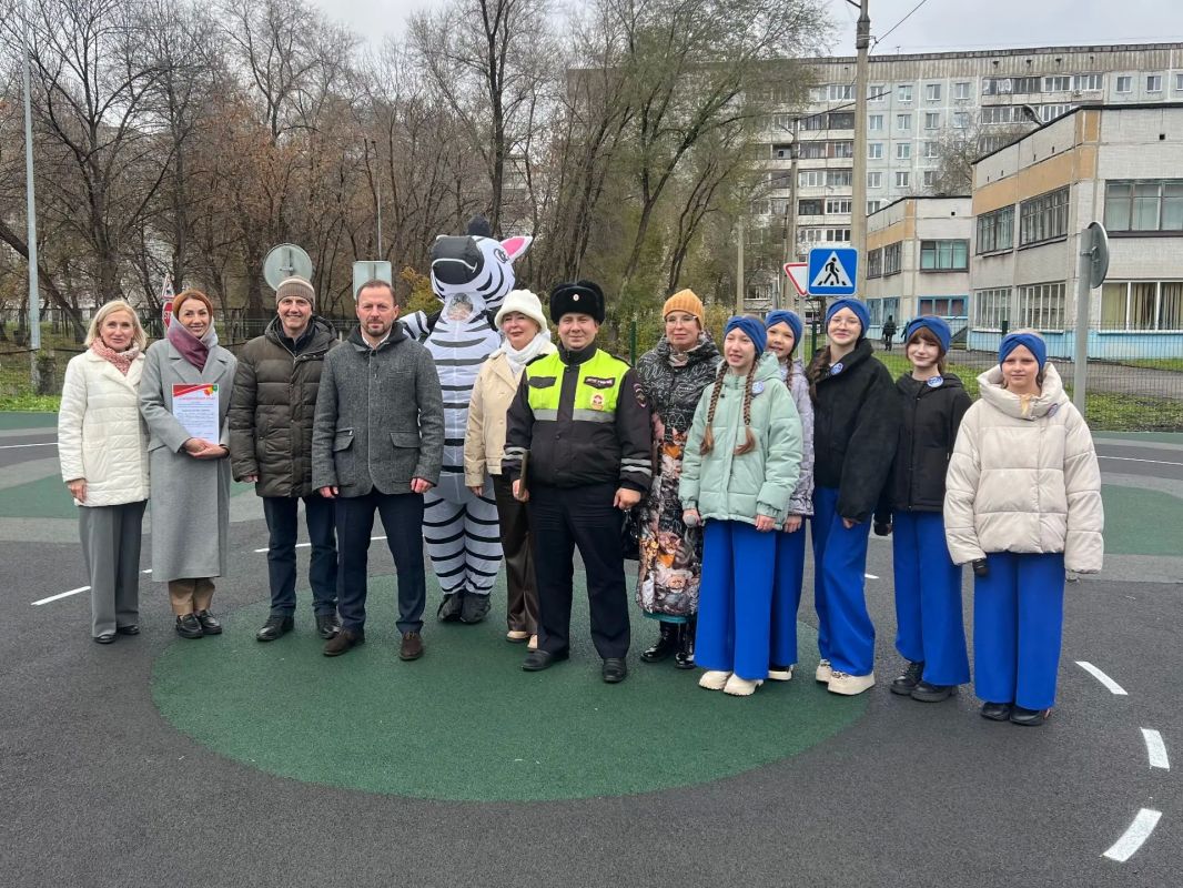 В Новоильинском районе на территории Дома детского творчества №5 появился автогородок с настоящими дорожными знаками, чёткой разметкой, светодиодными светофорами, конусами и другим оборудованием В Новоильинском районе на территории Дома детского творчества №5 появился автогородок с настоящими дорожными знаками, чёткой разметкой, светодиодными светофорами, конусами и другим оборудованием