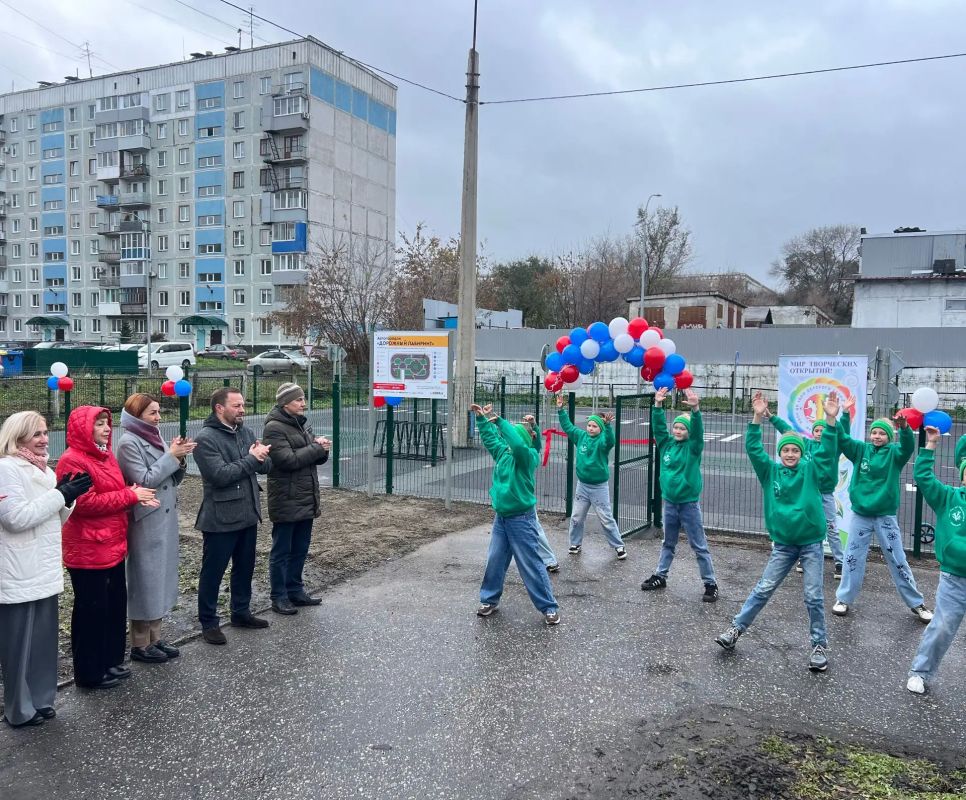 В Новоильинском районе на территории Дома детского творчества №5 появился автогородок с настоящими дорожными знаками, чёткой разметкой, светодиодными светофорами, конусами и другим оборудованием