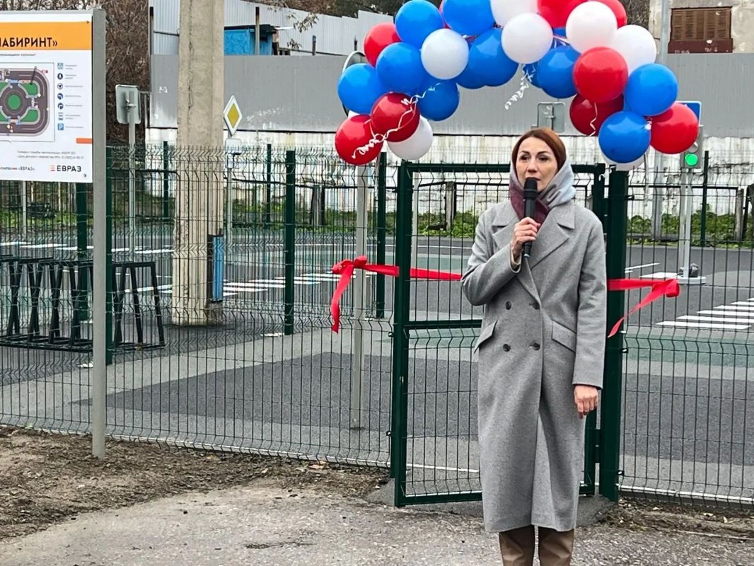 В Новоильинском районе на территории Дома детского творчества №5 появился автогородок с настоящими дорожными знаками, чёткой разметкой, светодиодными светофорами, конусами и другим оборудованием В Новоильинском районе на территории Дома детского творчества №5 появился автогородок с настоящими дорожными знаками, чёткой разметкой, светодиодными светофорами, конусами и другим оборудованием