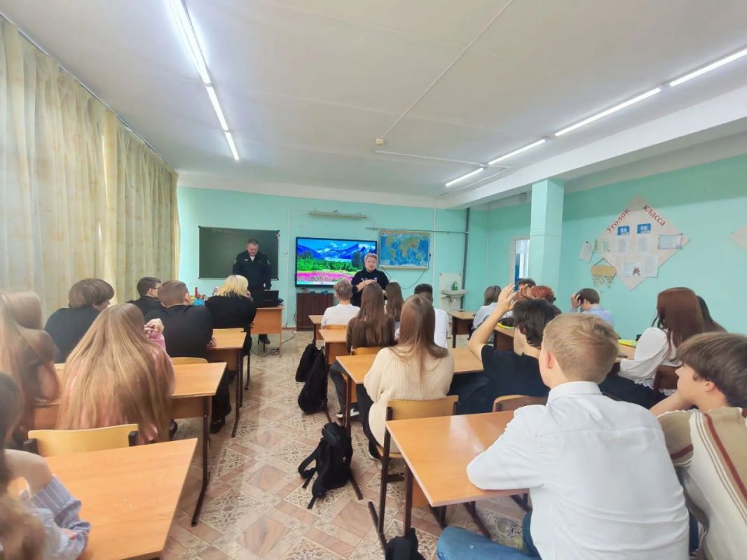 Сотрудники Госавтоинспекции Кемеровского муниципального округа встретились со школьниками Ясногорской школы