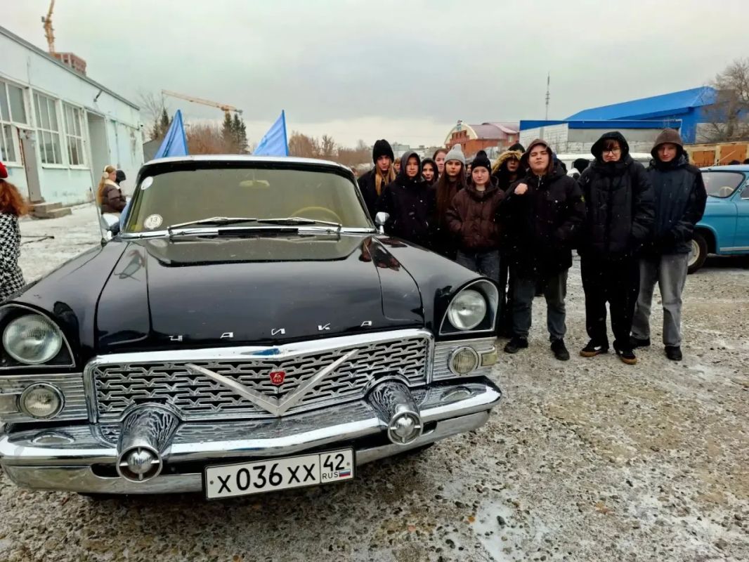В преддверии Дня работника автомобильного и городского пассажирского транспорта Кемеровский профессионально-технический техникум посетили участники клуба «Ретрогуберния» В преддверии Дня работника автомобильного и городского пассажирского транспорта Кемеровский профессионально-технический техникум посетили участники клуба «Ретрогуберния»