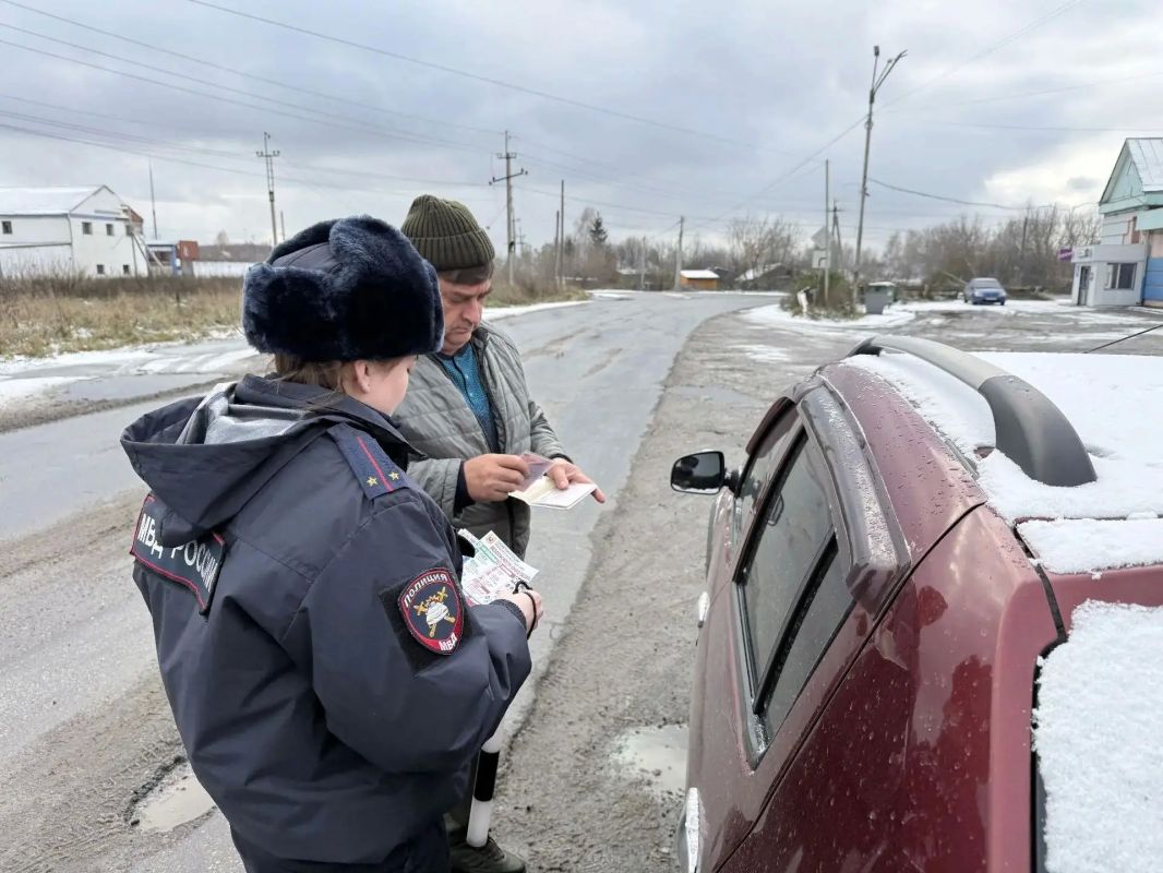 В Топках сотрудники Госавтоинспекции провели акцию «Автокресло — детям!» В Топках сотрудники Госавтоинспекции провели акцию «Автокресло — детям!»