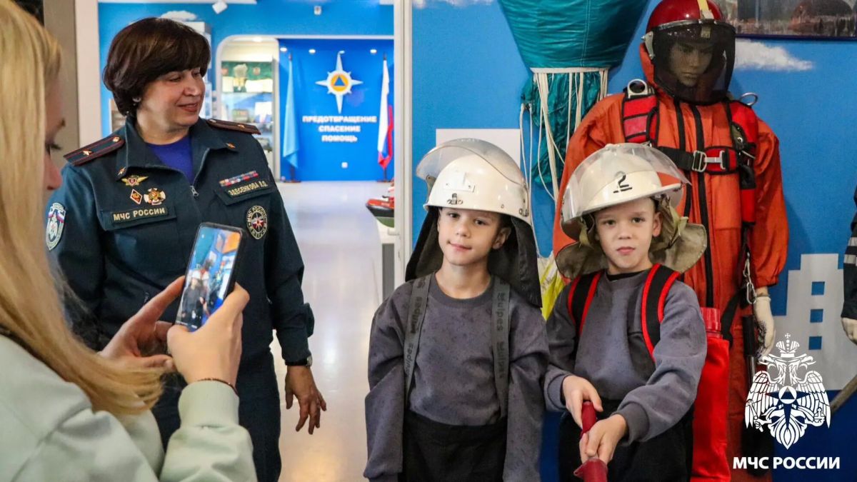 Каникулы с пользой. В рамках городского проекта «Развивающая суббота кемеровского школьника» учащиеся 3 «А» класса школы № 104 вместе с родителями посетили пожарно-спасательную выставку Главного управления Каникулы с пользой. В рамках городского проекта «Развивающая суббота кемеровского школьника» учащиеся 3 «А» класса школы № 104 вместе с родителями посетили пожарно-спасательную выставку Главного управления