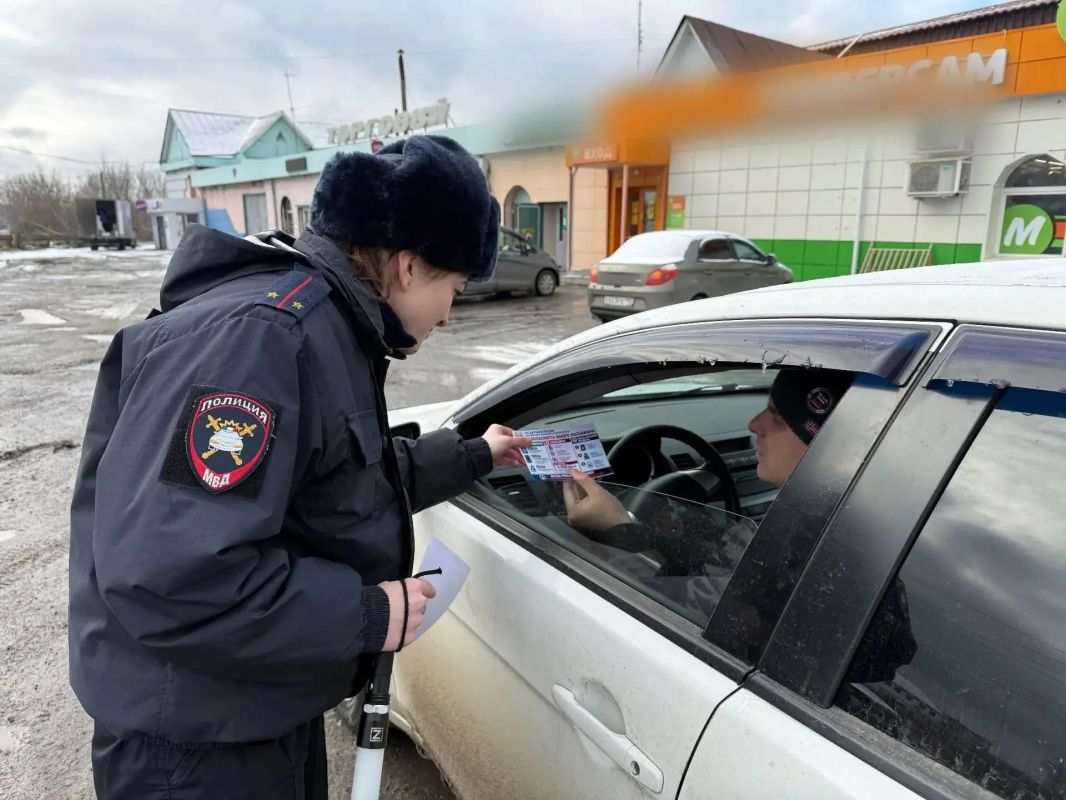 В Топках сотрудники Госавтоинспекции провели акцию «Автокресло — детям!» В Топках сотрудники Госавтоинспекции провели акцию «Автокресло — детям!»