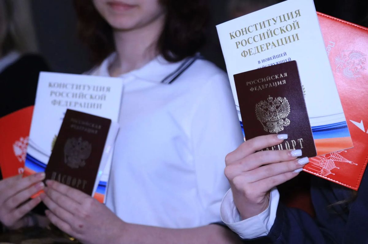 Сегодня в Доме творческих союзов состоится торжественная церемония вручения первых паспортов гражданам Российской Федерации, достигшим 14-летнего возраста