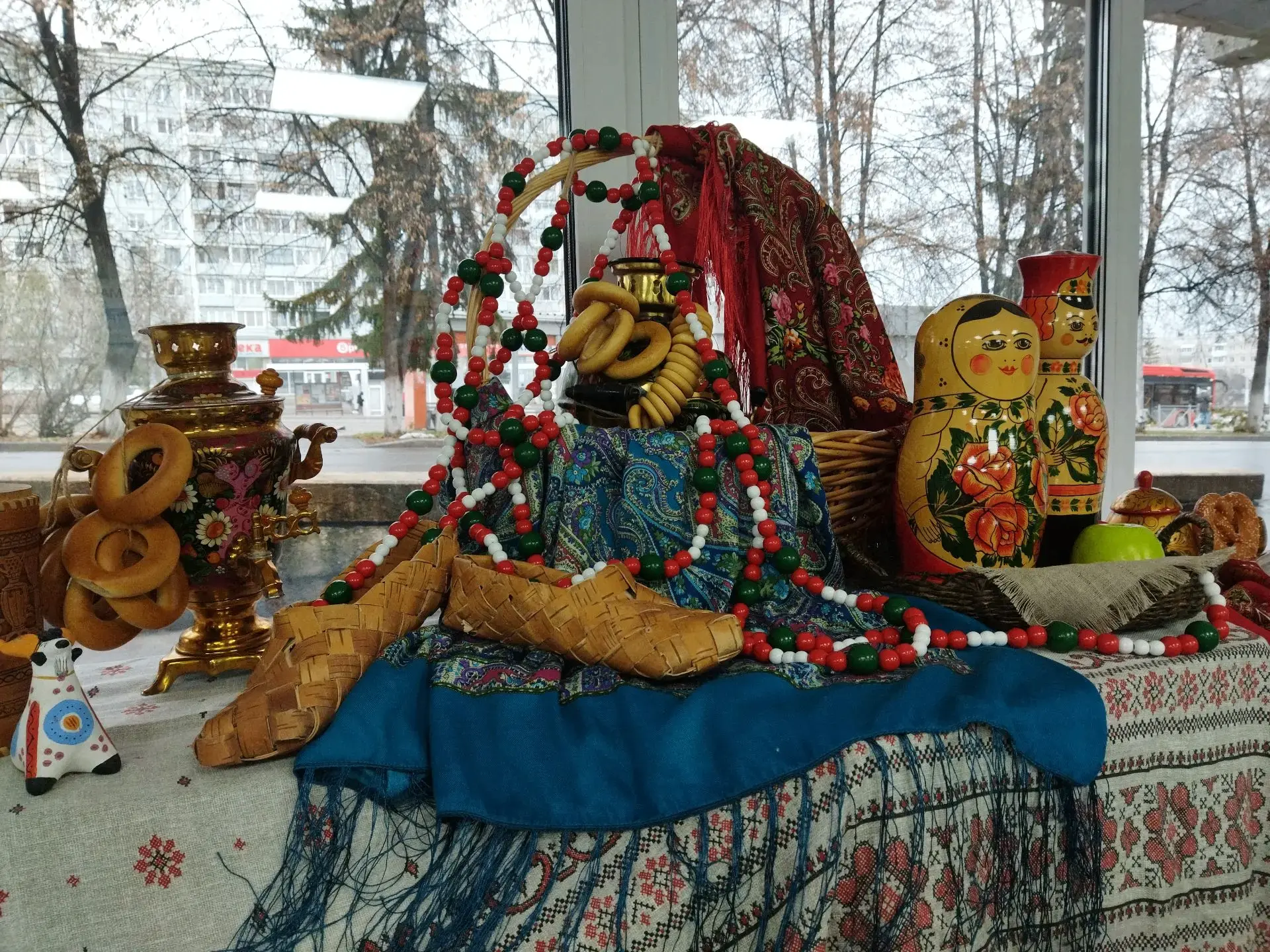 «Народов много – Россия одна»: в Кемерове проходит выставка, приуроченная ко Дню народного единства