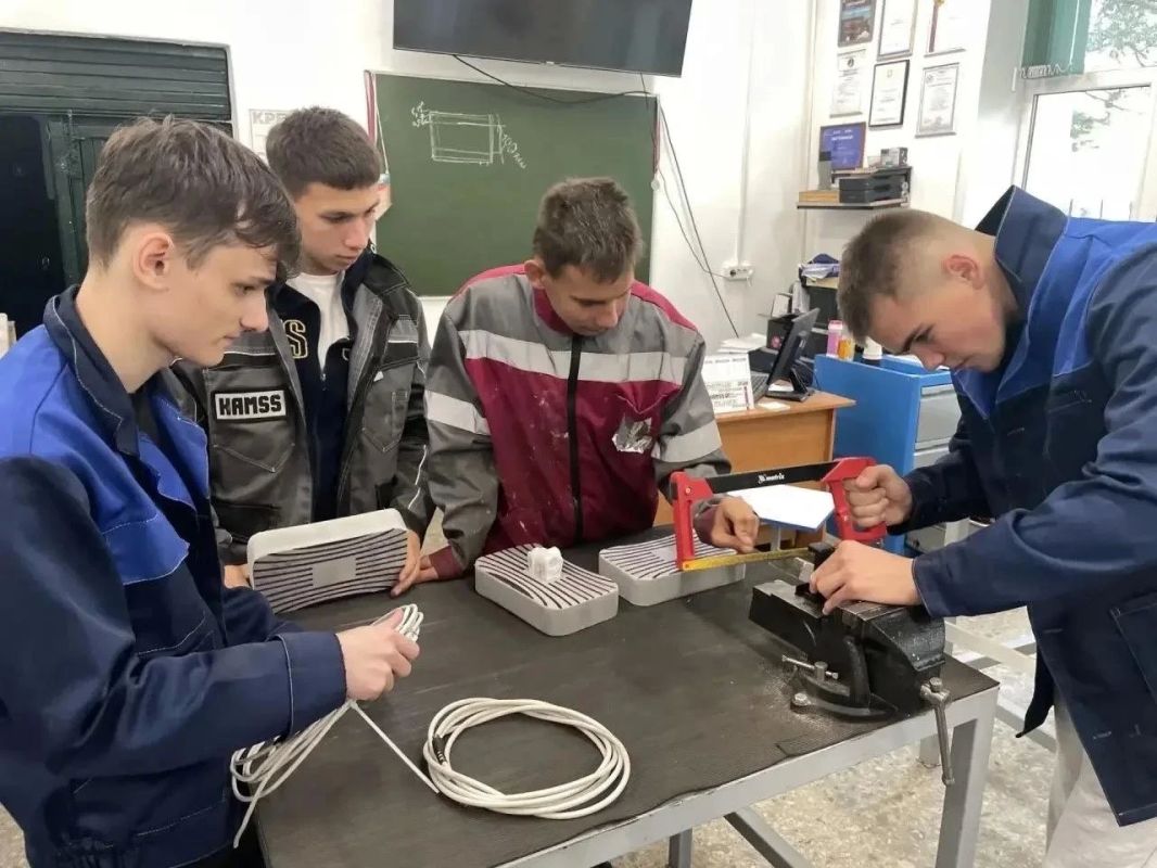 Областные и муниципальные депутаты продолжают работу с обращениями граждан, проводят встречи с представителями волонтерских объединений и общественных организаций, а также оказывают помощь нашим землякам, выполняющим задачи... Областные и муниципальные депутаты продолжают работу с обращениями граждан, проводят встречи с представителями волонтерских объединений и общественных организаций, а также оказывают помощь нашим землякам, выполняющим задачи...