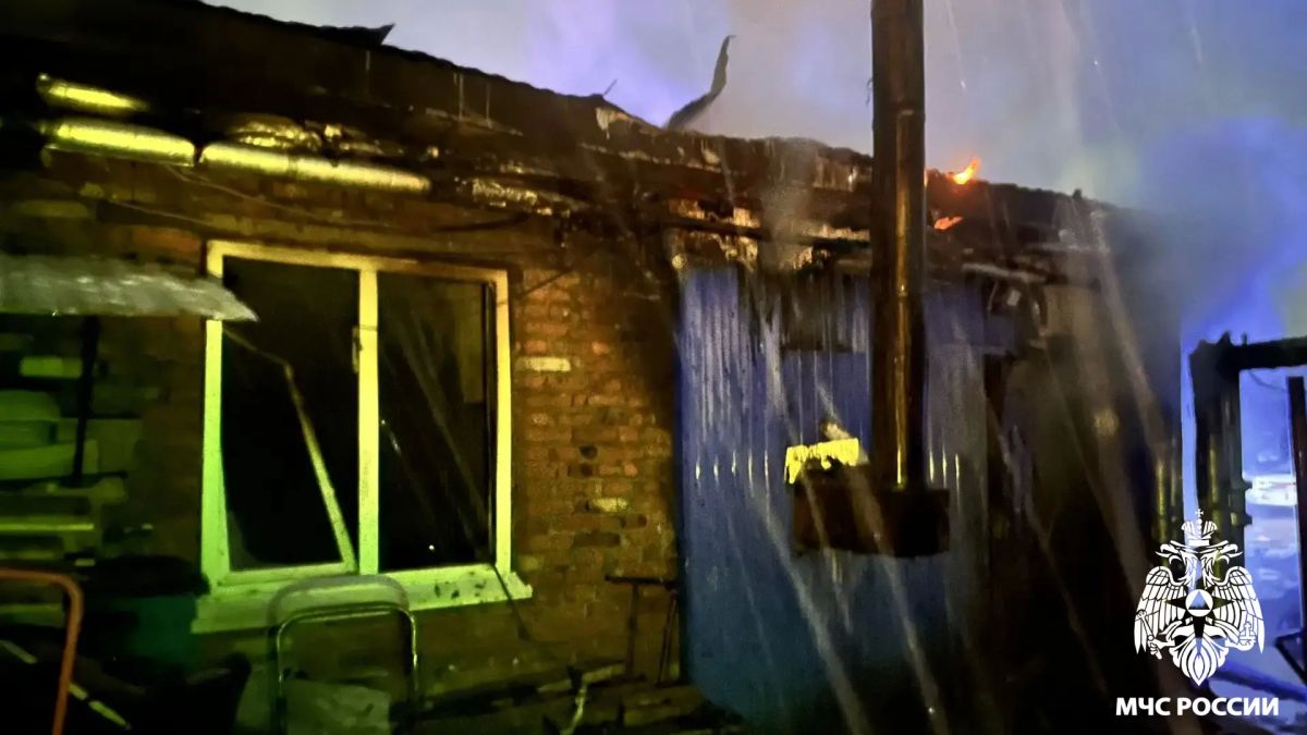 В Прокопьевске огнеборцы МЧС России ликвидировали пожар в нежилом здании В Прокопьевске огнеборцы МЧС России ликвидировали пожар в нежилом здании