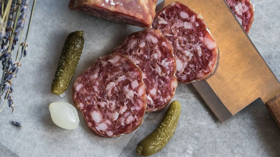 Колбаса не покроется засохшей коркой: перед хранением смажьте ее вот чем