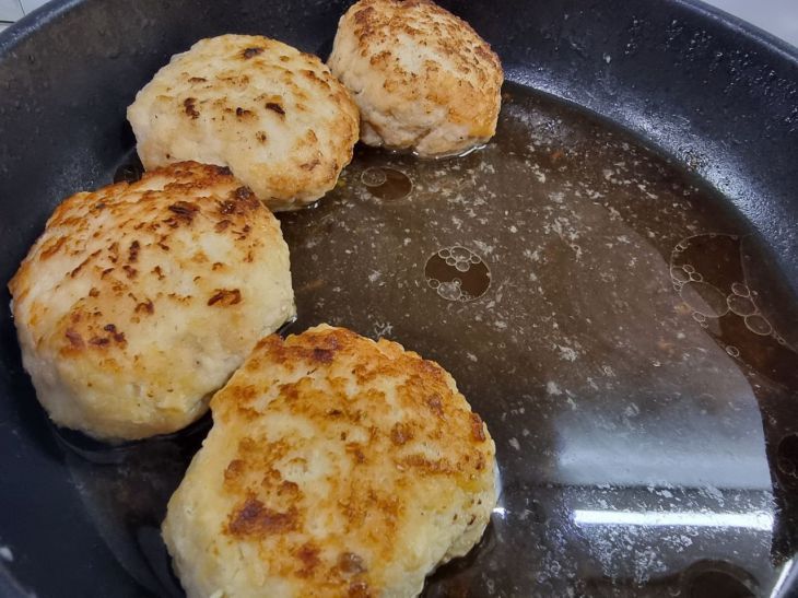 Суперсочные котлеты за полчаса и без мясорубки: один неожиданный продукт сделает их нежнее нежного