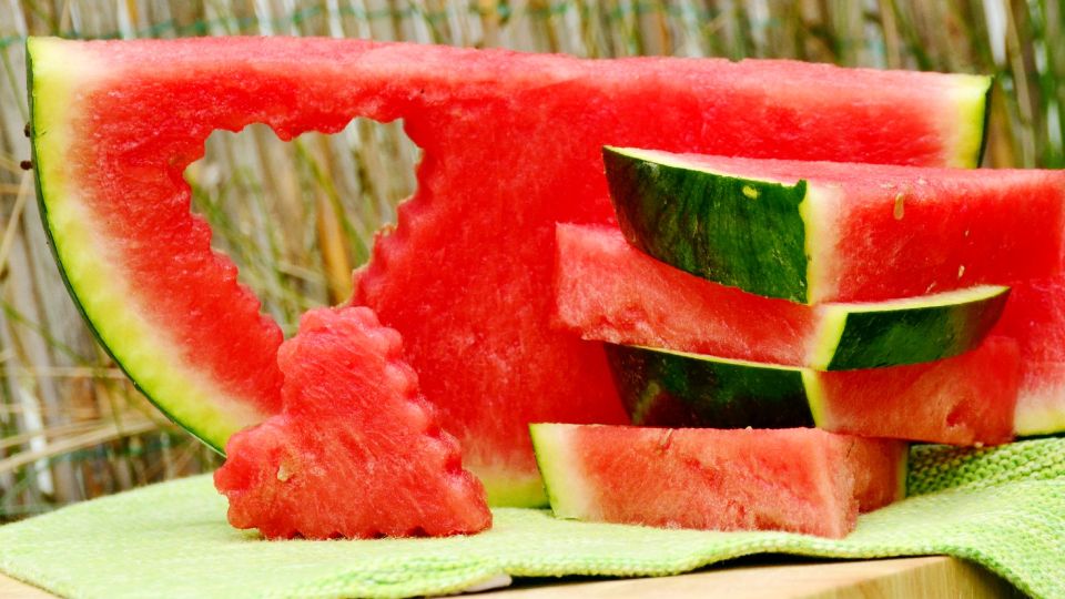 Приготовить, нельзя выбросить: повар рассказал, что делать с арбузными корками