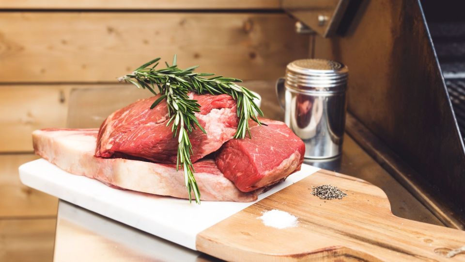 Теперь мигом сделаете любой кусок говядины мягким: весь секрет в нарезке и маринаде