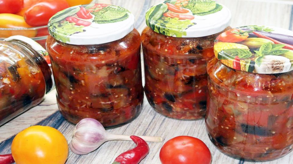 Зимние закуски на любой вкус: простое баклажанное соте для домашних заготовок