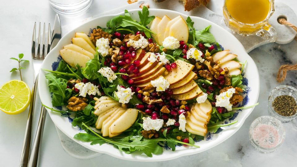 Как в роскошном ресторане: изысканный салат с грушей и гранатом на новогодний стол