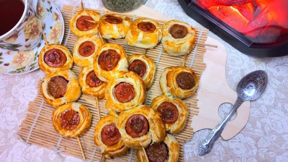 Сосиски в слоёном тесте на шпажках: новинка для вашего стола
