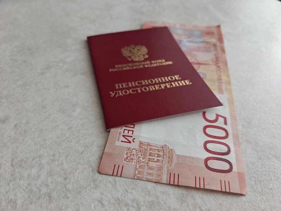 Как получить дополнительную выплату к пенсии и социальную доплату