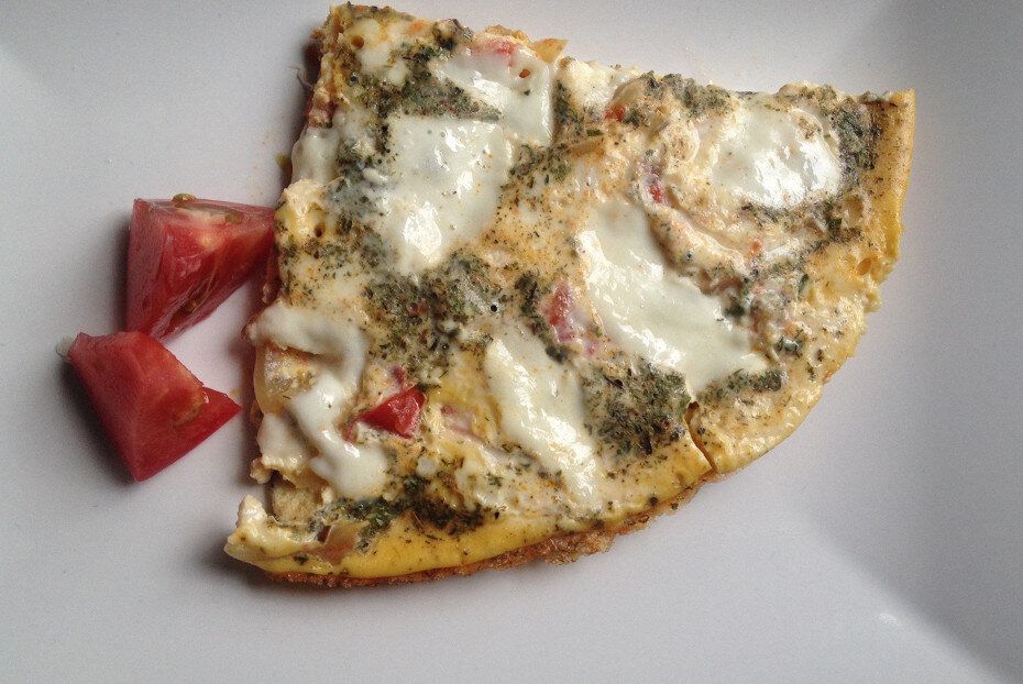 Омлет с помидорами, перцем и сыром моцарелла — простой дневной вариант