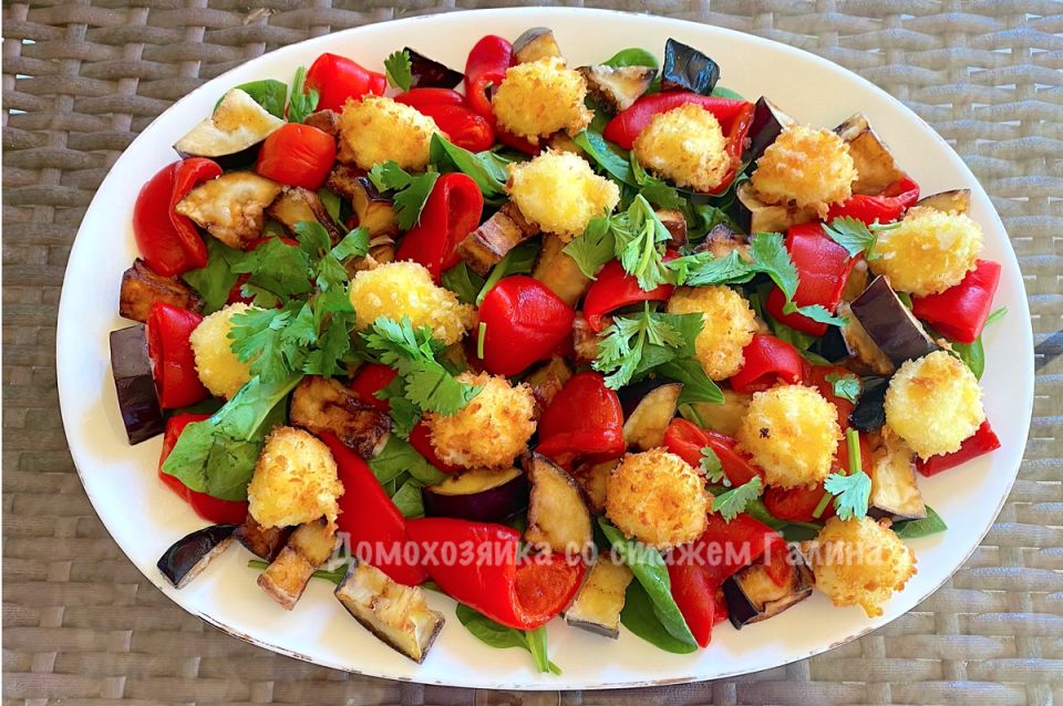 Салат с хрустящими баклажанами и сырными шариками как спокойное решение для любого стола