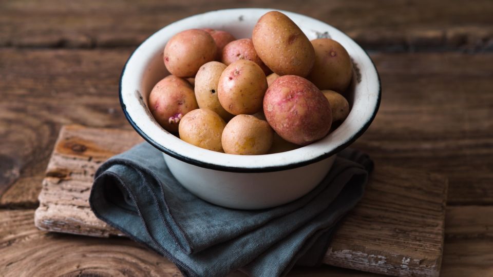 Картошка больше не развалится: вот как выбрать идеальный сорт для нарезки в салаты