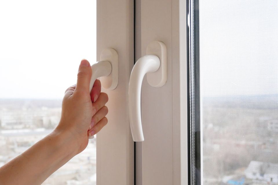 Почему из пластикового окна дует: основные причины и решения