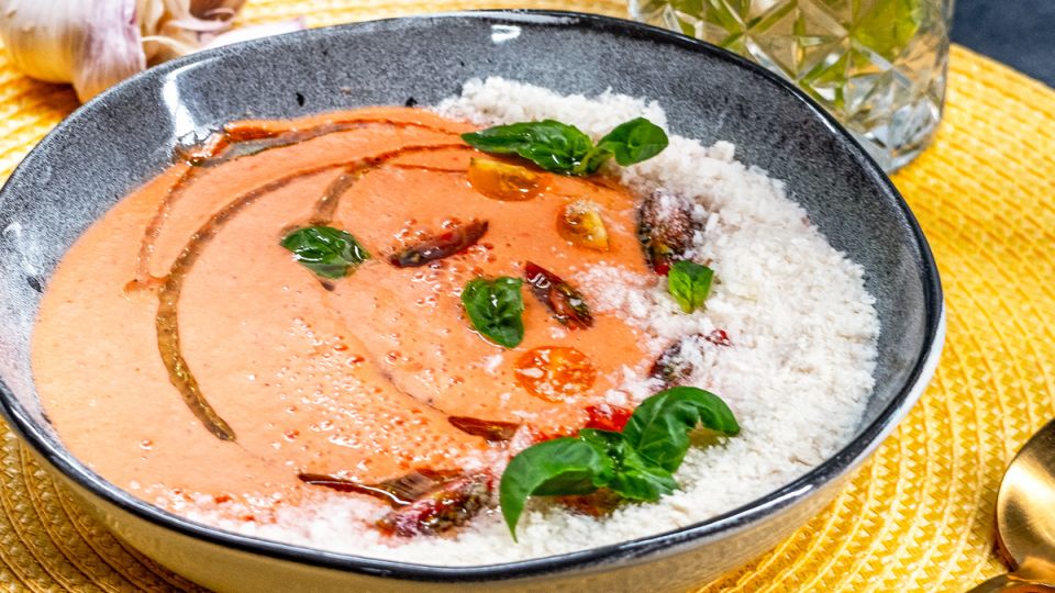 Летний гаспачо с хрустящими сухарями панко: идеальный рецепт для жарких дней