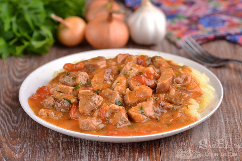 Идеальный гуляш из свинины с помидорами для вашей кухни